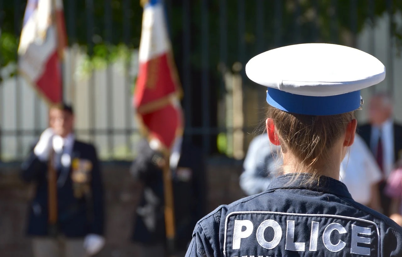 Stimuler la déduction des enfants avec des jeux de policier
